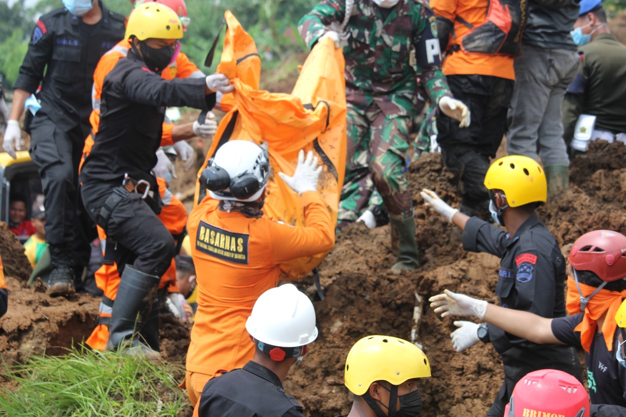 Retak Akibat Gempa, Tebing 4 Meter di Cianjur Runtuh